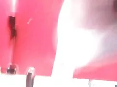 彼はベッドで立ち往生しています。 女の子 ...