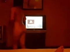 ベッドの上でハイヒール 女の子 の ため ...