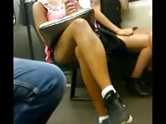 茶色の髪の女性は美しいです、男をしてくだ ...
