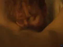 彼女のお尻を取得する女の子のスポットに気 ...