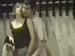 彼女は水着を着ている。 女の子 が 見る ...