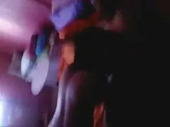 男と一緒に座っているときの熱い思い出 女 ...